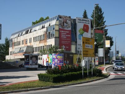 Stavbo na Novem trgu 6 z zemljišči je občina leta 2006 prodala družbi Elektroservisi za 800 milijono
