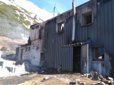 Na Korošici je ostalo samo pogorišče z nekaj ožganimi kamnitimi stenami in zvito fasadno pločevino.