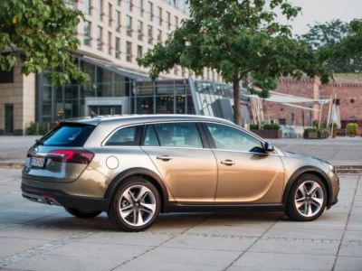 Insignia CT na voljo tudi s prednjim pogonom