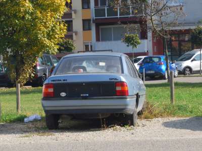 zapuščen avtomobil