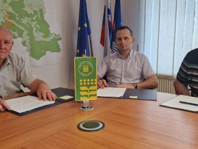 mirna___podpis_pogodbe_o_komunlanem_opremljanju_za_stanovanjsko_cono_zapuze__foto_lapego__1_.jp...