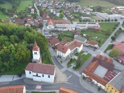 mokronog___levo_za_cerkvijo_grajski_gric__desno_od_cerkve_kulturni_dom__foto_arhiv_omt.jpg