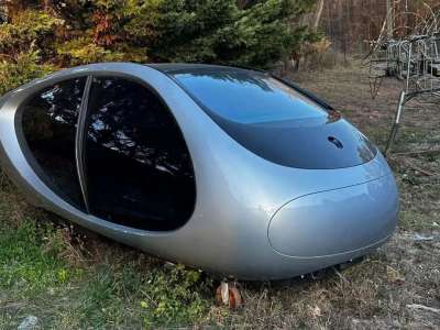 Mercedes, futuristični koncept, zapuščen
