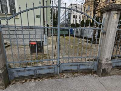 Vila Zlatorog propada, delno tudi zato, ker je pod spomeniškim varstvom