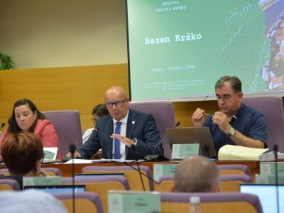 kerin_o_bazenu_na_seji.jpg