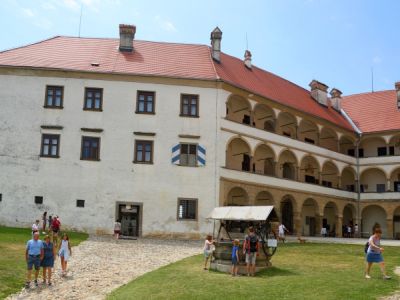 1658154944_cg_grajsko_dvorisce.jpg