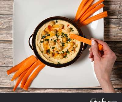 EFSA-Safe-toEat-key-visuals--Hummus_with_carrot_stick-SANS-TEXTES