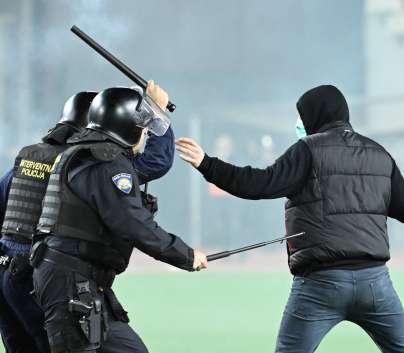 Policija šla v akcijo! Aretacije med navijači Hajduka! (foto)