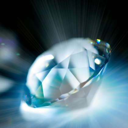 Za diamant od nekdaj velja, da je najmočnejši zaščitnik pred negativnimi energijami.