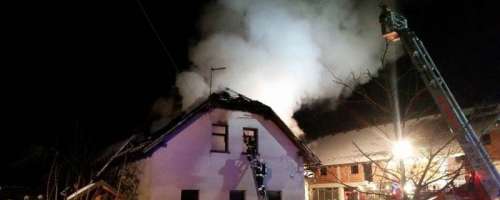 FOTO: Sredi noči zgorela polovica hiše v Češeniku