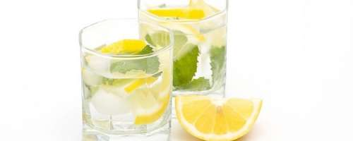 Za popoln dan kozarec tople vode z limono
