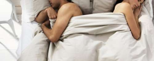 Zakaj je priporočljivo, da s partnerjem ne spita v isti postelji?
