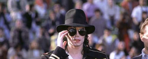 Spominsko obeležje v čast Michaelu Jacksonu jabolko spora
