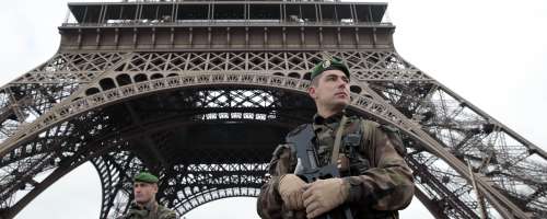 Francoski parlament potrdil nadaljevanje letalskih napadov na IS v Siriji
