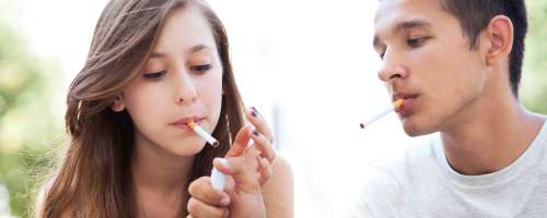 Mladina ne posega več po cigaretah  - to je popularno med srednješolci