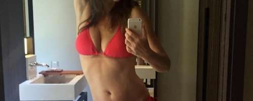 51- letnica osupnila v rdečem bikiniju