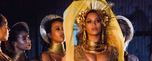 FOTO: Noseča Beyoncé navdušila s prosojno zlato obleko!