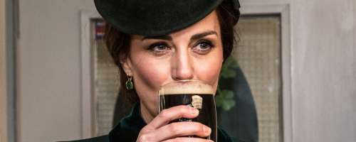 FOTO: Vojvodinja Kate je brez sramu nagnila kozarec