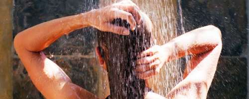 Ali vsakdanje izpiranje samo z vodo kaj škoduje lasišču?
