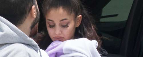 FOTO: Čustvena Ariana Grande se je vrnila v ZDA
