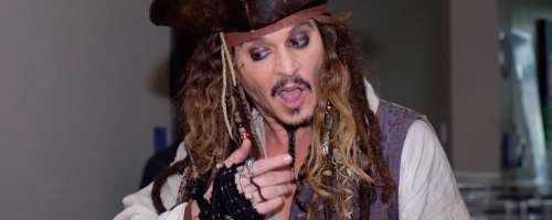 Johnny Depp otroke v bolnici presenetil kot Jack Sparrow
