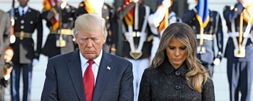 Prva dama Melania Trump odeta v črnino