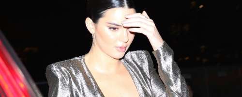 Kendall Jenner v neverjetni obleki z zanimivim dodatkom