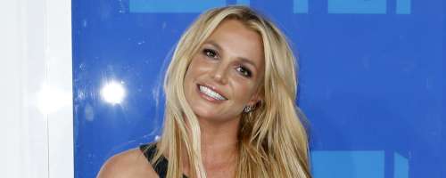 Britney Spears presenetila s prepevanjem