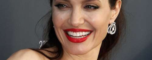 FOTO: Angelina Jolie, kaj se dogaja s tabo?!
