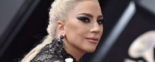 Lady Gaga v solzah prvič potrdila zaroko