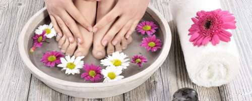 Lepo kožo na stopalih ohranjajte z lepotno kopeljo