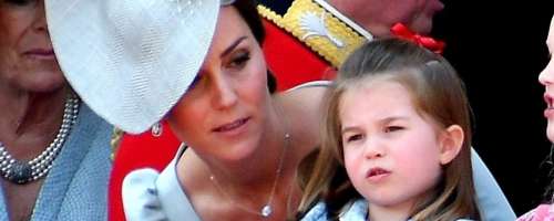 Princesa Charlotte padla na balkonu, rešila jo je mati Kate