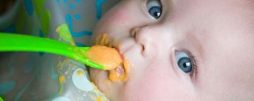 Mame v Sloveniji ne upoštevajo smernic uvajanja hrane za dojenčke