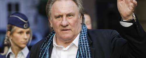 Gerard Depardieu oslabel in v invalidskem vozičku