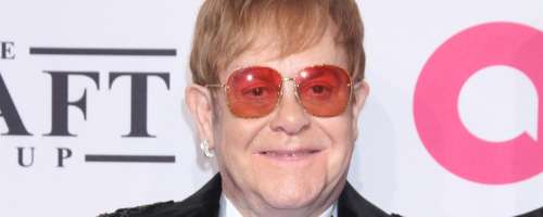 Elton John sredi koncerta odkorakal z odra