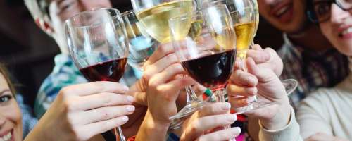 Alkohol: vino res odpira srčno čakro, a spodnese osebno moč