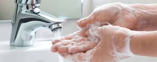 Okužbo lahko preprečite že z umivanjem rok!