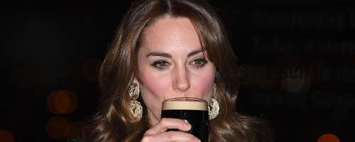 Kate Middleton s pivom zanikala govorice o nosečnosti