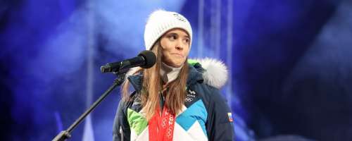 Slovenska smučarska skakalka pokazala nosečniški trebušček