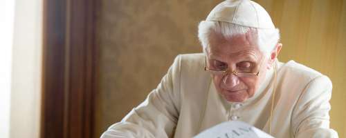 Umrl zaslužni papež Benedikt XVI.