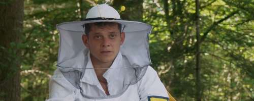 Kmetija: Produkcija za dvoboj določila kostum s čebeljimi krilci
