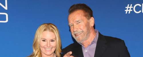 Schwarzenegger po incidentu na carini uro prodal na dobrodelni dražbi