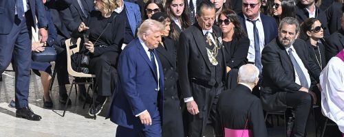 trump melania papez pogreb