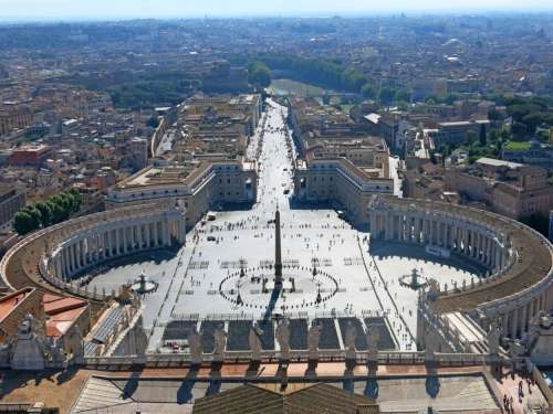 Ko znani lobist pelje slovenske gradbince v Vatikan