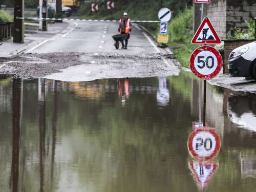 (Foto) Zahod Evrope prizadele poplave in zemeljski plazovi: Številne ceste so pod vodo, ponekod so evakuirali ljudi