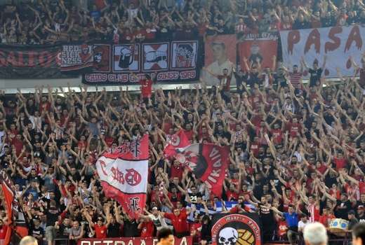 fans-olympiacos-piraeus-eb16