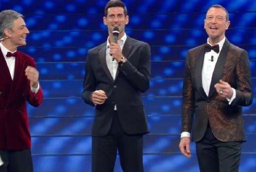 novak-djokovic-sul-palco-di-sanremo-tra-fiorello-e-amadeus_2396121