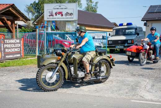 oldtimer-stara-gora, srečanje-starodobnikov, starodobni-motorji-s-prikolico, starodobniki