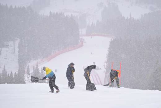 lake louise sneg