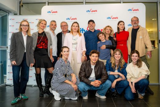 Igralci serije Skrito v raju z vodjo marketinga Cityparka Majo Vidmar (Foto Jaka Tai Gubenšek)